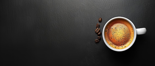 une tasse de café avec les mots café sur la table