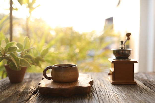 Tasse à café et moulin à café en bois