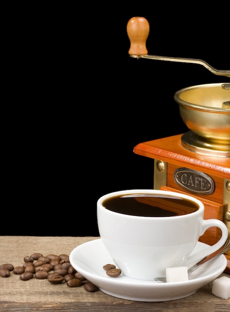 Tasse de café et moulin à grains