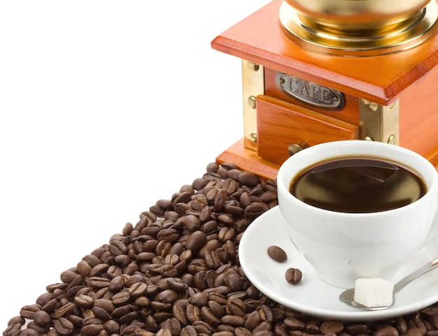 Tasse de café et moulin sur haricots isolé sur fond blanc