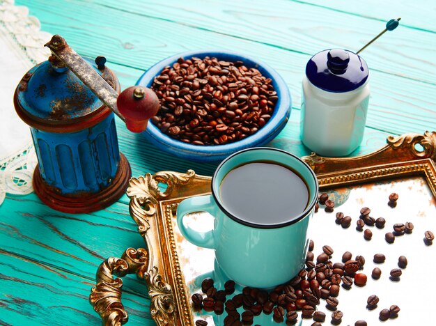 Photo tasse à café avec moulin vintage sur table en bois