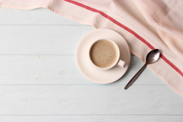 Tasse de café avec de la mousse en gros plan avec place pour le texte