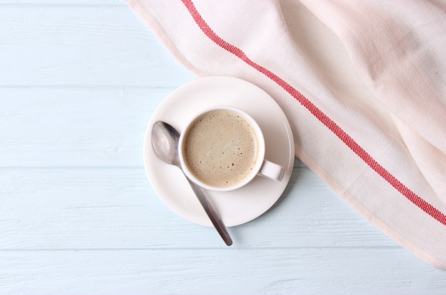 Tasse de café avec de la mousse en gros plan avec place pour le texte