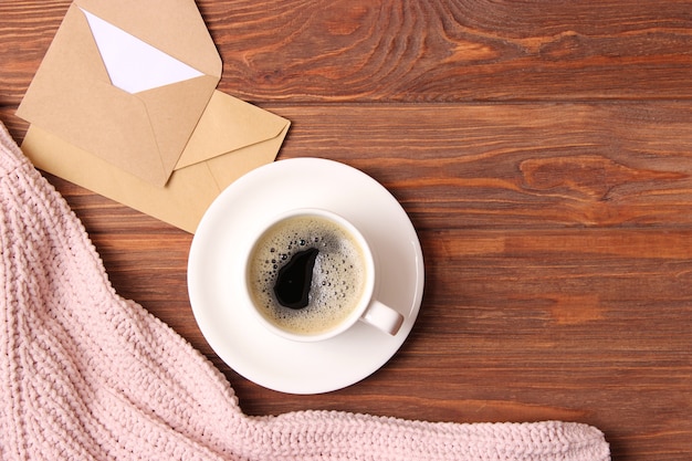 Tasse de café avec de la mousse en gros plan avec place pour le texte