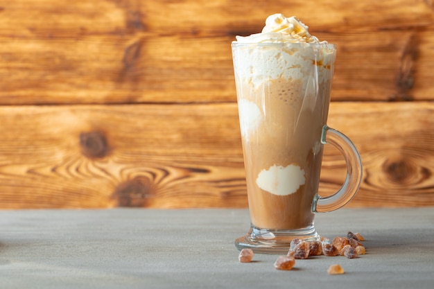 Tasse de café avec de la mousse servie sur une table grise au café