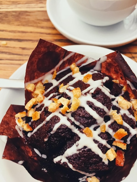 Tasse de café et muffin au chocolat sur une table en bois au café