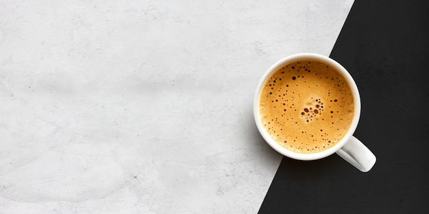 Tasse de café sur le mur de table en ciment