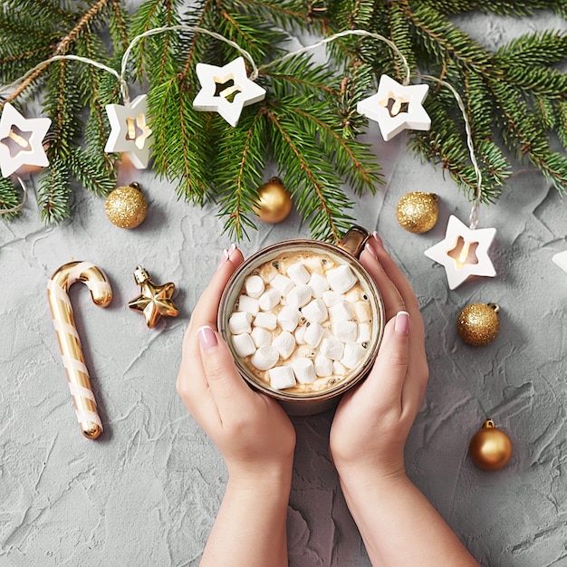 Tasse à café de Noël avec des guimauves