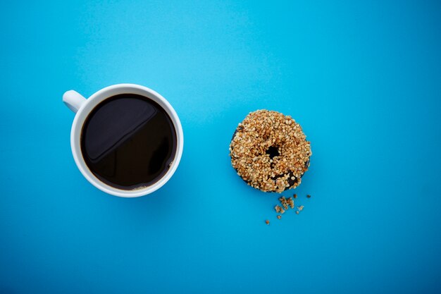 tasse de café noir et beignet