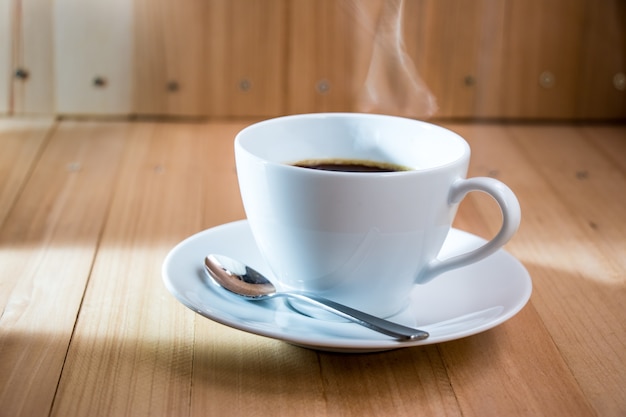 Tasse De Café Noir Chaud Avec Les Grains De Café Torréfiés