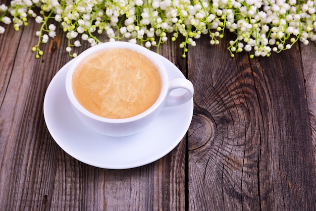 Tasse de café noir chaud sur une surface en bois grise