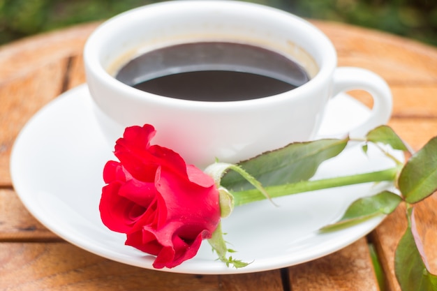 Tasse de café noir dans le jardin