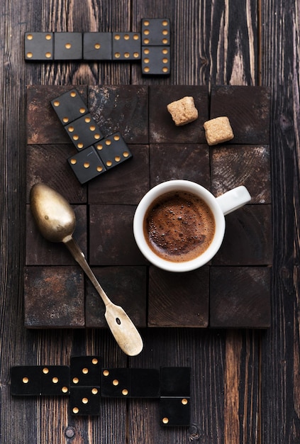 Tasse de café noir avec du sucre sur un fond en bois, concept créatif