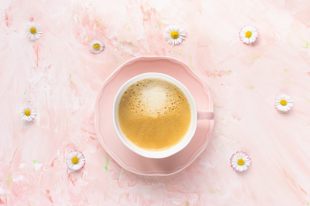 Tasse de café noir et fleurs fraîches de marguerite d'été