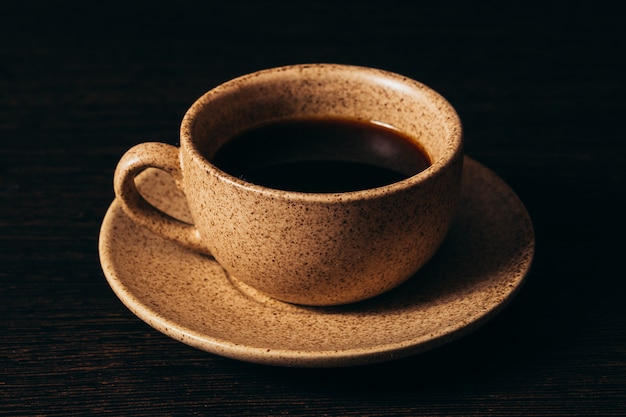 Tasse à café noir sur fond noir