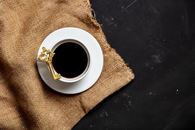 Tasse de café noir sur fond sombre