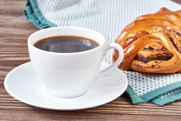 Tasse de café noir et gâteau aux graines de pavot