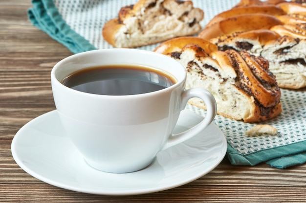 Tasse de café noir et gâteau aux graines de pavot