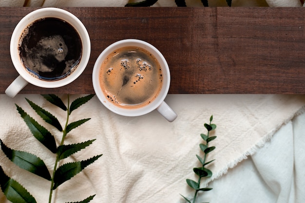 Tasse à café noir gros plan mis sur le tissu de lin. vue de dessus