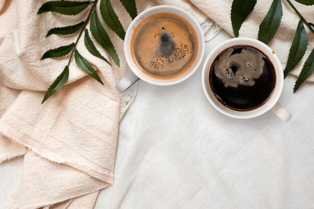 Tasse à café noir gros plan mis sur la vue de dessus de tissu de lin