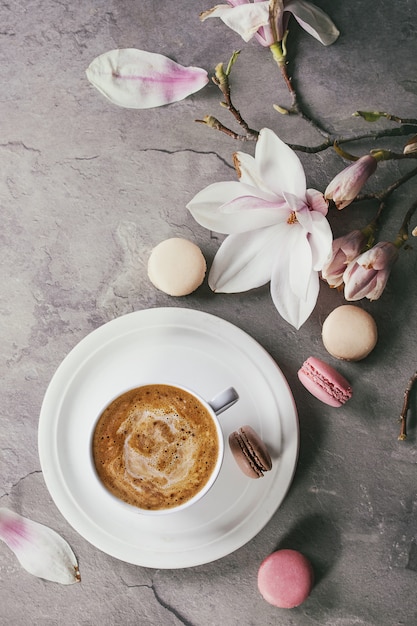 Tasse de café noir avec magnolia