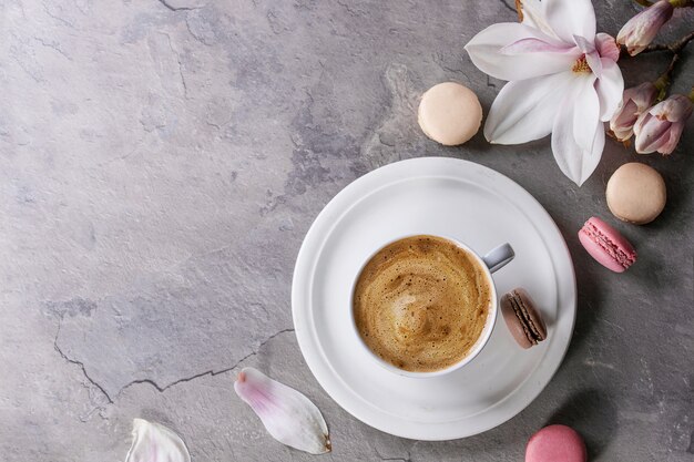 Tasse de café noir avec magnolia