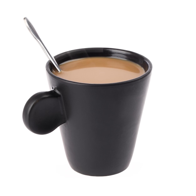 Tasse à café noire isolée sur blanc