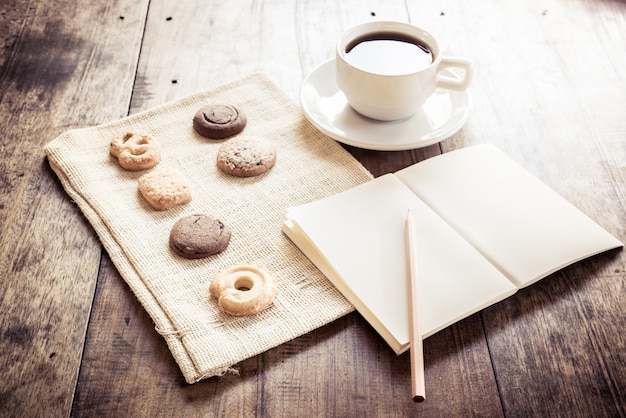 Tasse de café et de nombreuses formes de biscotti