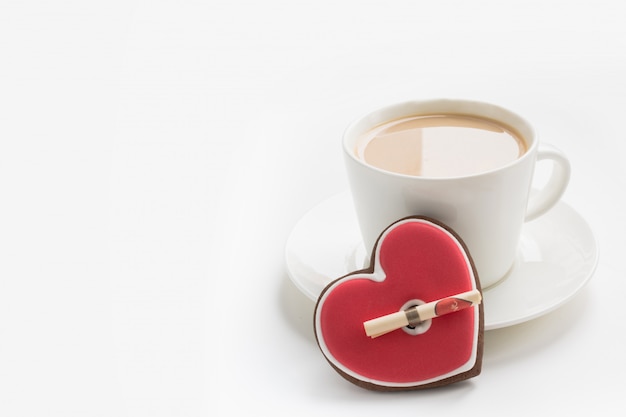 Tasse de café avec note d'amour. Carte de Saint Valentin. Concept d'amour.