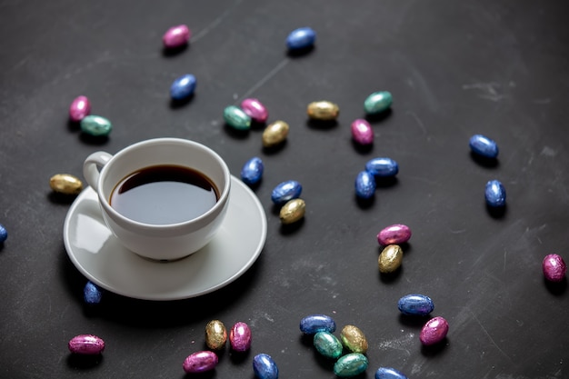 Tasse de café et oeufs en chocolat de Pâques