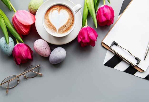 Tasse de café et oeufs de Pâques