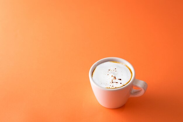 Tasse de café sur orange