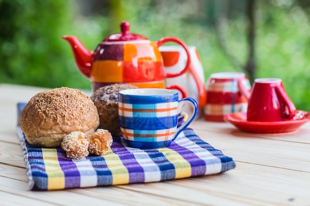 tasse à café et pain sur la table en bois