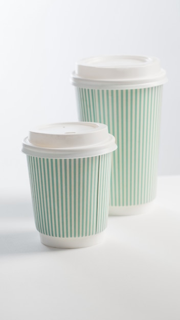 Tasse de café en papier sur blanc