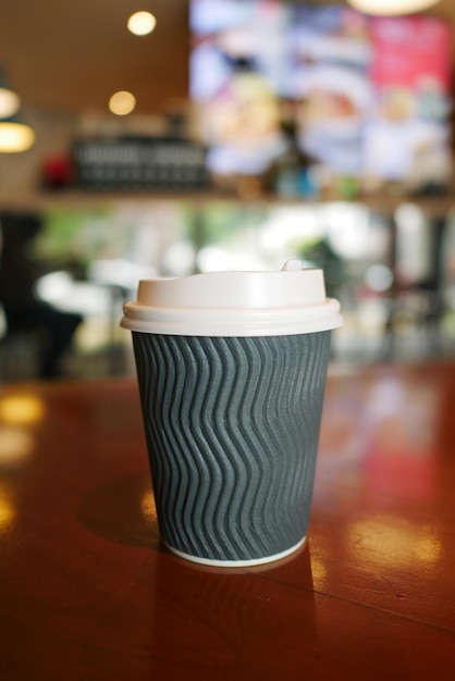 Tasse à café en papier à emporter sur la table du café