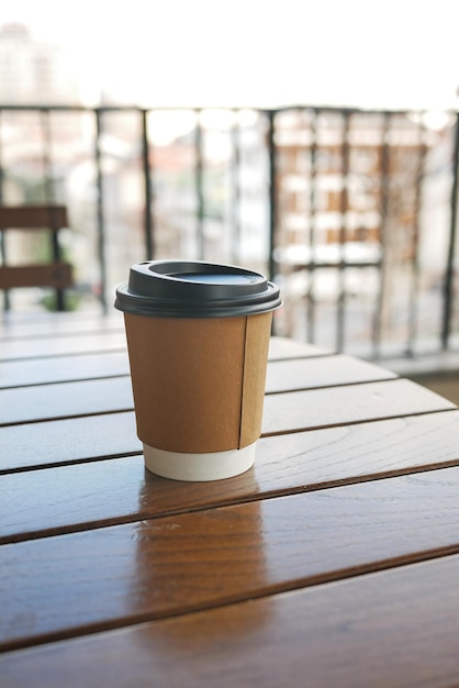 Tasse à café en papier à emporter sur la table du café