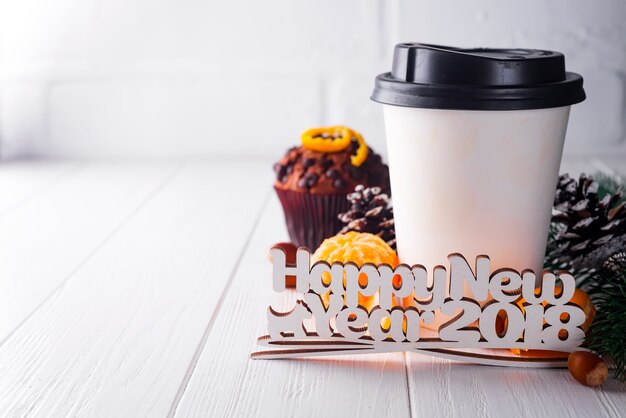 Tasse de café en papier entourée de décorations de Noël