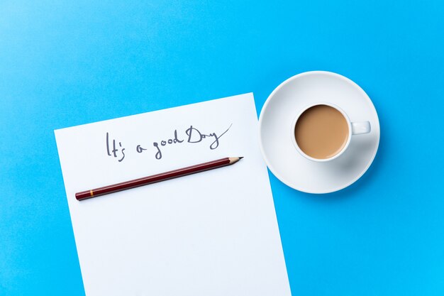 Tasse de café et papier avec inscription