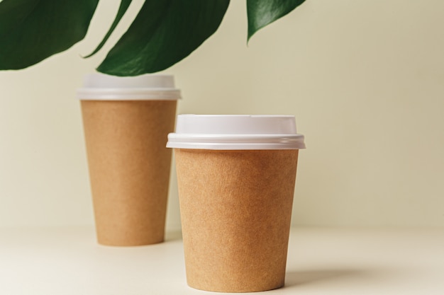 Tasse à café en papier jetable et feuille verte. Concept d'écologie