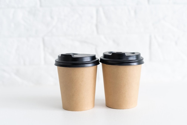 Tasse à café en papier jetable sur fond blanc avec un tracé de détourage. Collection