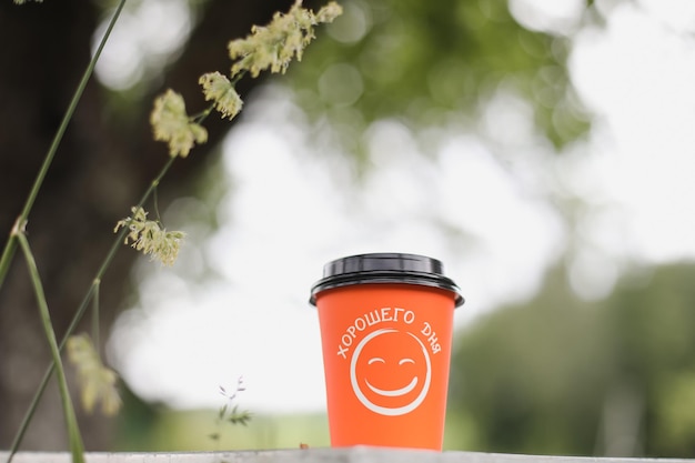 Tasse à café en papier avec un message de bonne journée Bonjour concept de motivation