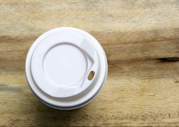 une tasse de café en papier sur la table