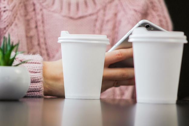 Tasse à café en papier vierge avec capuchon en plastique