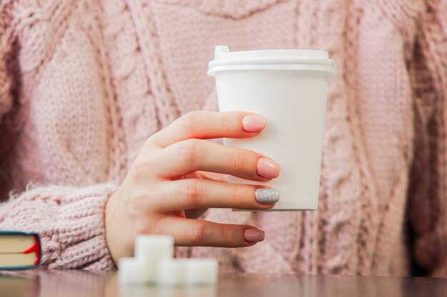 Tasse à café en papier vierge avec capuchon en plastique