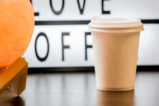 Photo tasse à café en papier vierge avec capuchon en plastique