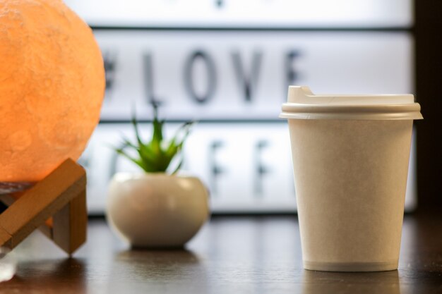 Tasse à café en papier vierge avec capuchon en plastique