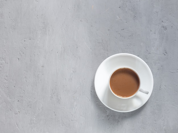 Tasse de café parfumé sur un fond sous le béton.