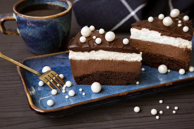 Une tasse de café parfumé et un gâteau sur la table dans un beau plat