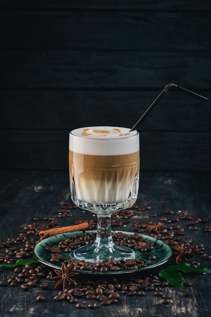 Une tasse de café parfumée de Latte sur un fond en bois noir Vue de dessus Espace de copie