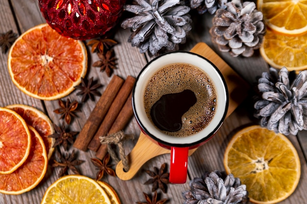 Une tasse de café parmi les décorations de Noël. Fêter Noël et le nouvel an. Confort à la maison.